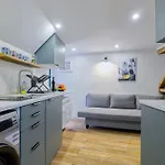 Cosy Flat In The Downtown 아파트 *